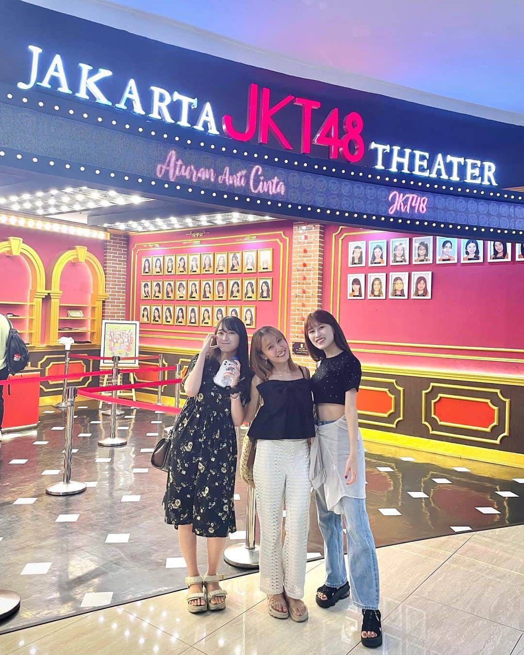 海老沢恵莉香のインスタグラム：「Seneng banget bisa ajak sahabat jepang aku ke tempat terfavorit di Jakarta, Theater JKT48❤️」