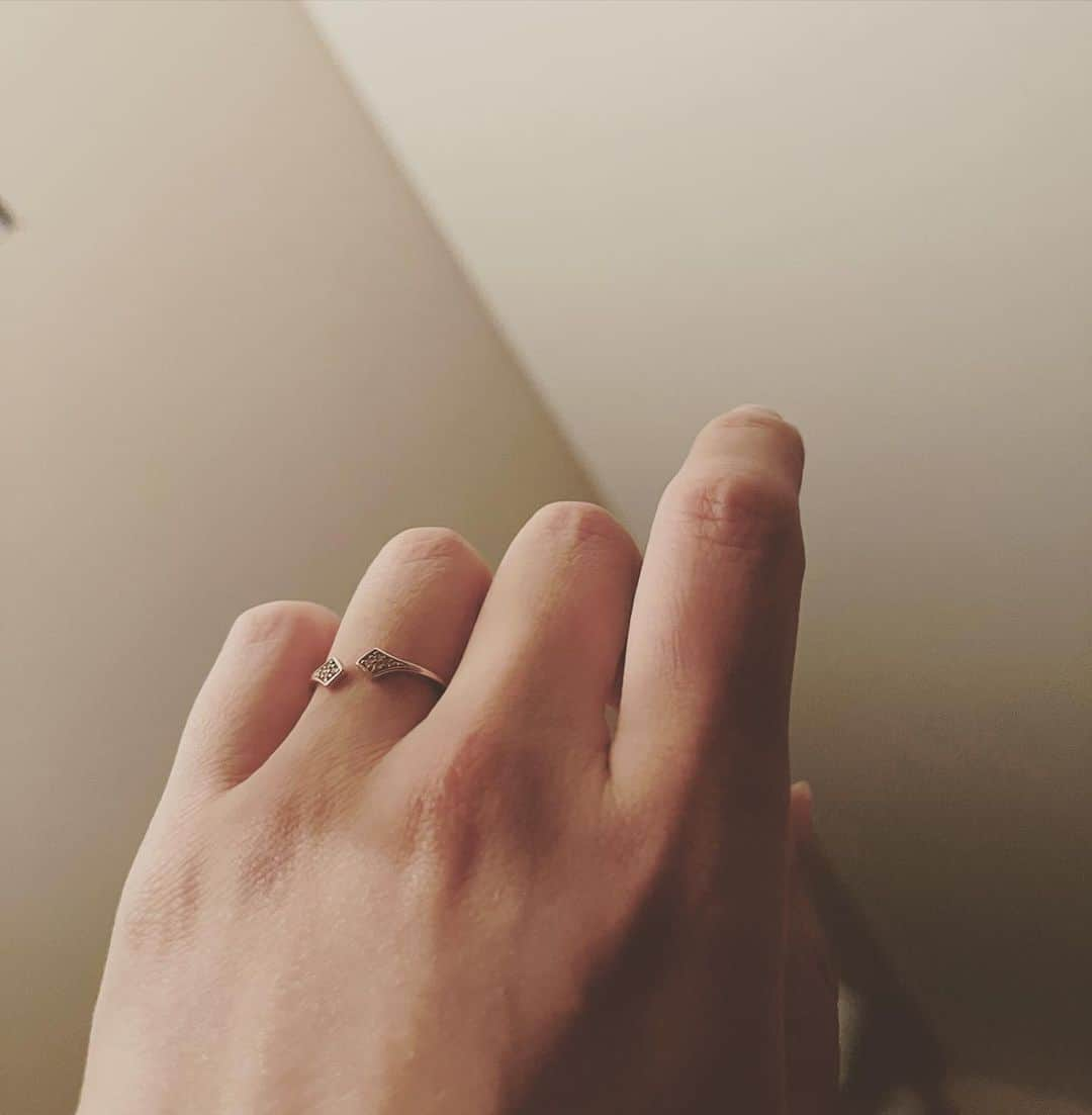 真木よう子さんのインスタグラム写真 - (真木よう子Instagram)「私にはパートナーシップの相手がいます 事実婚というものですかね。 契約云々は面倒なので、お互いの自由を尊重し合えながら永く一緒にいられたら。と言う思いです。突然の発表でごめんなさい。」8月26日 0時48分 - yokomaki_official