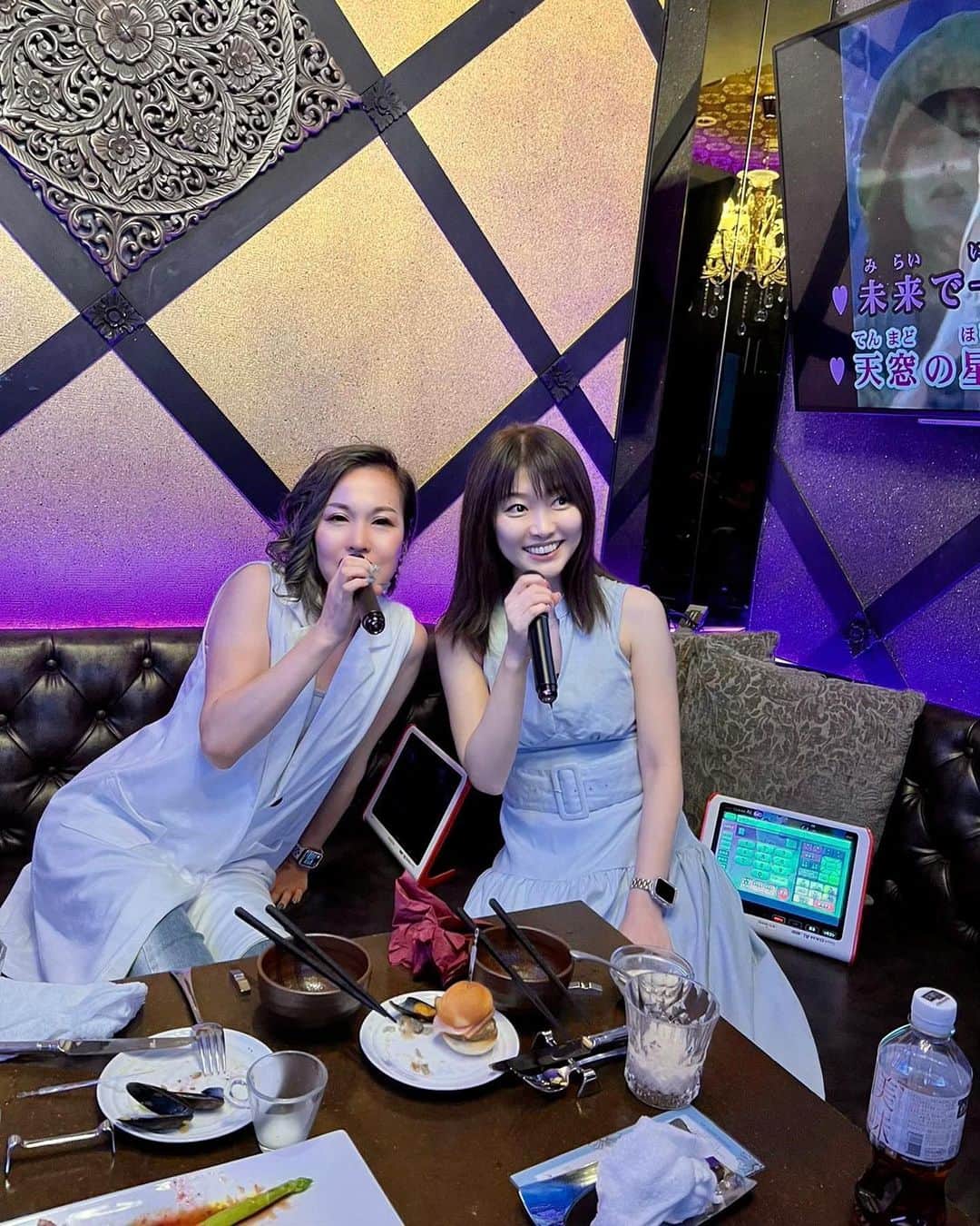 のインスタグラム：「ちーちゃんとデュエット🎤www こちらもだいぶ前ですが、、、、、 VIPラウンジカラオケを体験！w * カラオケ行く時は基本1人でしか行かないので すんごい久々に人と行った！w * 広々空間で気兼ねなく過ごせて快適でした♡ 難関だったのは… 🚻お手洗い行くまでの道のりに なかなか大きい水槽🐟があって😂 小さい頃から水槽恐怖症な私は 水槽見ない様にそっぽ向いて目をつぶって 壁を手探りで這ってお手洗いまで行ったので(爆 受付カウンターの方が不思議そうに見てた😅 たぶん相当ヤバい謎の客か 酔っ払いだと思われただろうな…😂」