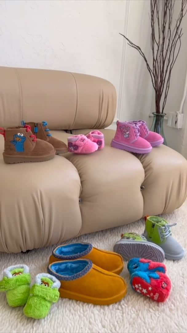 アグのインスタグラム：「It’s a sunny day because the UGG x Sesame Street is now available at UGG.com. ☀️   #UGG #FeelsLikeUGG #UGGxSesameStreet #SesameStreet」