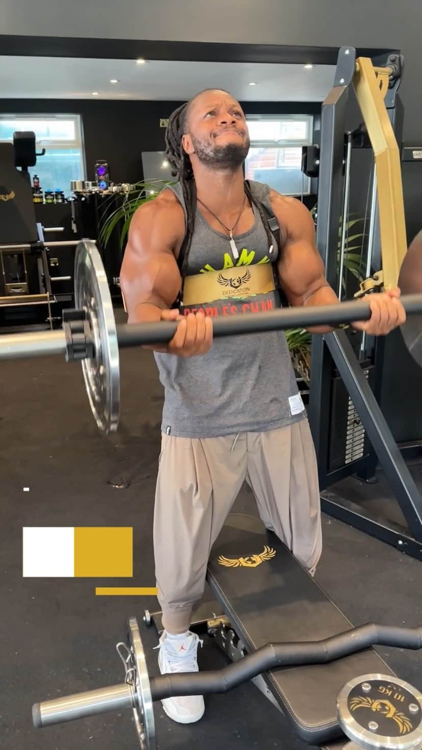 Ulissesworldのインスタグラム：「Time to get that arm pump 🔥 @watsongymequipment edition 💪🏾  If you’re looking to grow those arms, here’s a great bicep and forearm combo to really give you that burning pump 🔥   This time we’re using @watsongymequipment thick grips, this way you’re improving your overall grip and forearm strength. Having to hold onto a weight with a larger diameter means your hands have to work harder to hold the weight 🔥  I can’t reccomend this style of training enough so if you’re ready to amp up your training go check out @watsongymequipment and get your specialist bars before they sell out 🙌🏾💪🏾」