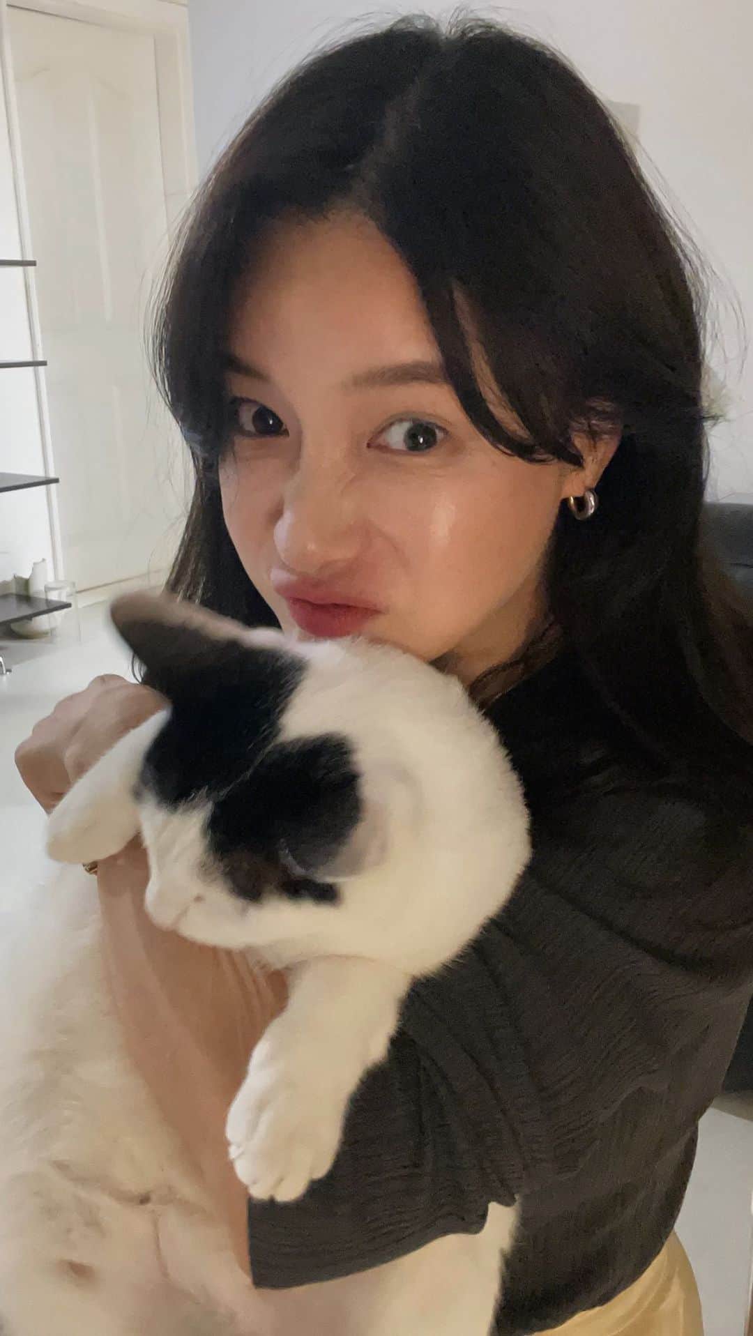 nanaのインスタグラム：「부끄러워서 같이 하나 찍었다가 한대 맞았다잉🤧」