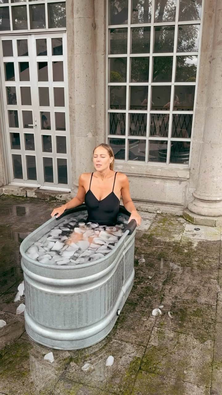 バネッサ・ハッペンコゼンのインスタグラム：「Fuerte! Así describo la prueba de hielo…. Fuerte en todos los sentidos, vivirla, sentirla, sufrirla y salir de ella completamente renovado, conectado y equilibrado! Gracias @goldenrose_mx @elclubdelhielo por permitirme poner a prueba mi fortaleza física, espiritual y mental!」