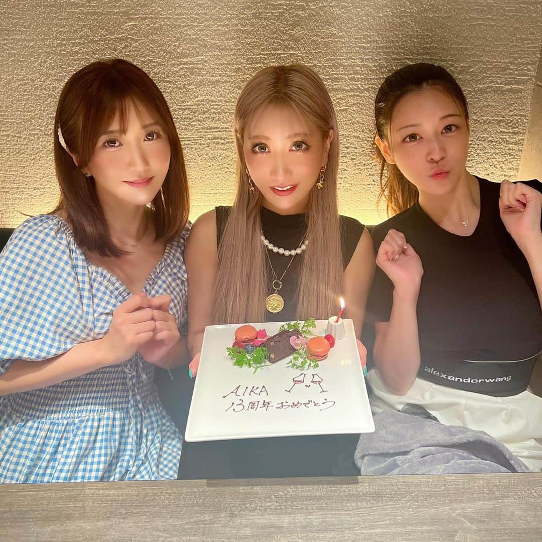 大槻ひびきのインスタグラム：「焼肉うしごろ池袋店さん🌸 (@ushigoro_yakiniku) オープン おめでとうございます☺️  三人で行ってきました🌸 どのメニューも 美味しくて完食です！ お肉が柔らかくて デザートまで美味しい🥹 トリュフとお肉のサンドは 優勝です✨ 店員さんが全員親切で優しくて 素敵なお店だなぁと感じました🥹🌸  AIKAちゃん13周年のお祝いもしました⭐️ おめでとう！🥰 プレート可愛い🌸」