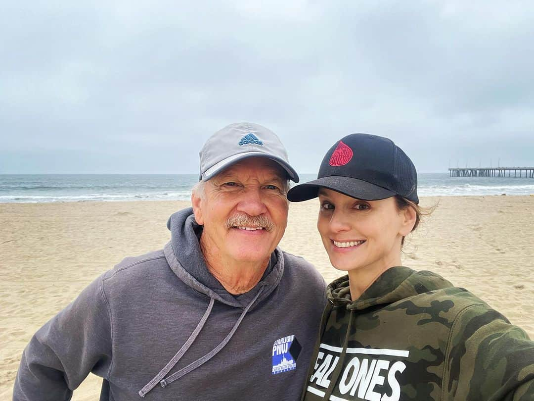 サラ・ウェイン・キャリーズのインスタグラム：「🌅 + 🏖 + @thismichaeloneill = 💯」