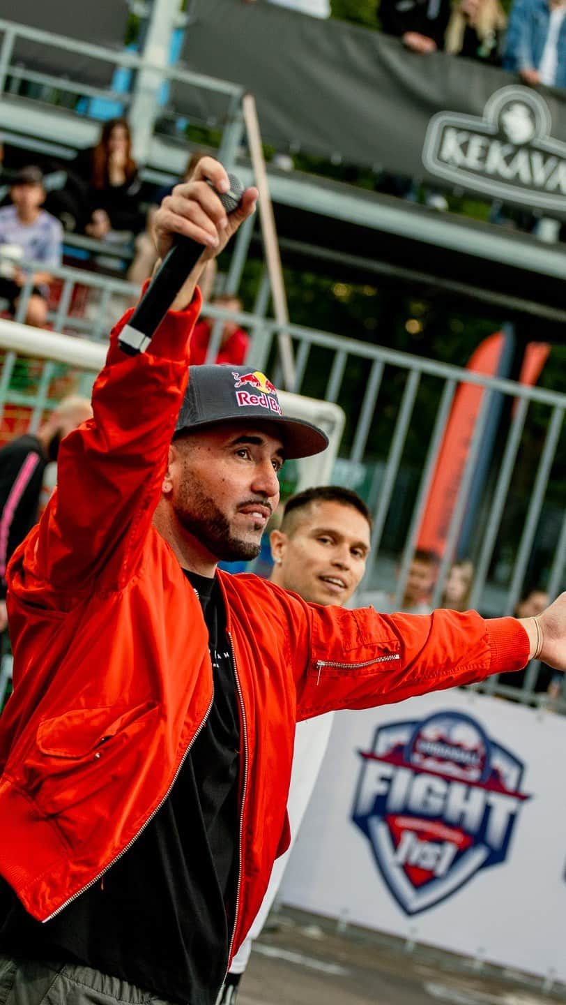 ショーン・ガルニエのインスタグラム：「TAG A PLAYER WHO SHOULD PLAY UBF 1v1 NEXT!👇🏼🔥🔥  #seangarnier #urbanball #skills #nutmeg #football #ubf1v1 #panna #soccer」