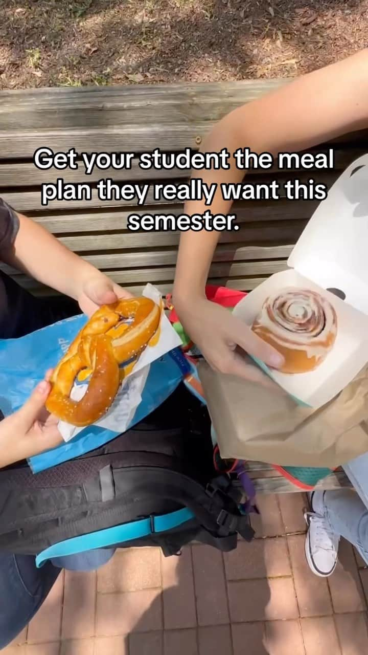 アンティ・アンズのインスタグラム：「Are you tired of your current meal plan? Do you wish dining hall food tasted better? Well do we have news for you! Introducing a tastier and more rewarding Meal Plan- the Mall Meal Plan! If you buy $30 in Auntie Anne’s OR Cinnabon eGift Cards, you will get a $5 reward card from EACH!」