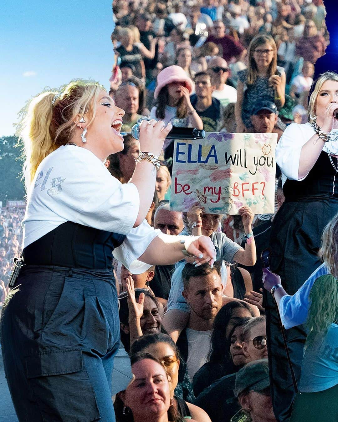 エラ・ヘンダーソンさんのインスタグラム写真 - (エラ・ヘンダーソンInstagram)「Thank you for an incredible time @campbestivalshropshire 💖 Hope you all had an amazing weekend! E x x   Band: @aidangloverkeys  @lukeharrisdrummer  @diegorodriguez8  @billyplaysguitar   BV’s: @teelee  @izzychaseuk   Accessories: @bysarachristie  @septembertwentytwojewellery   #festivalseason #livemusic #campbestival」8月26日 1時19分 - official_ellahenderson