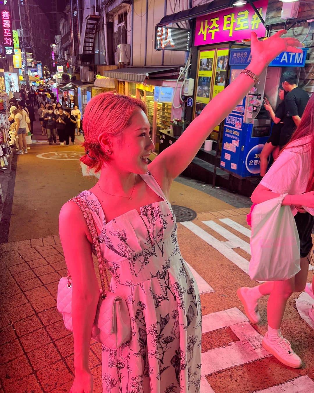 花島なつみのインスタグラム：「・ 韓国旅行1日目♡ 今日は弘大でご飯食べたり買い物したよ~ 最近ずっと韓国人のモッパン見てたからたくさん食べれて満足した☺︎いや、食べ過ぎた☺︎ ・ ・ ・ #韓国旅行 #韓国グルメ #弘大 #韓国ショッピング #ホンデ #한국여행」