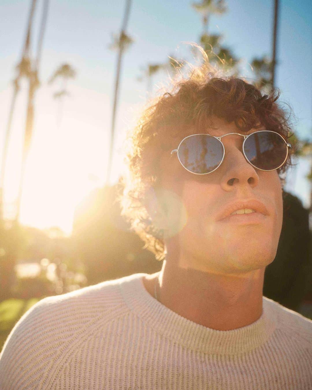 オリバーピープルズのインスタグラム：「Savoring summer in M-4. Originally released in 1989, M-4 is characterized by its unmistakable bridge.⁠ ⁠ Photo: @tomcraig」