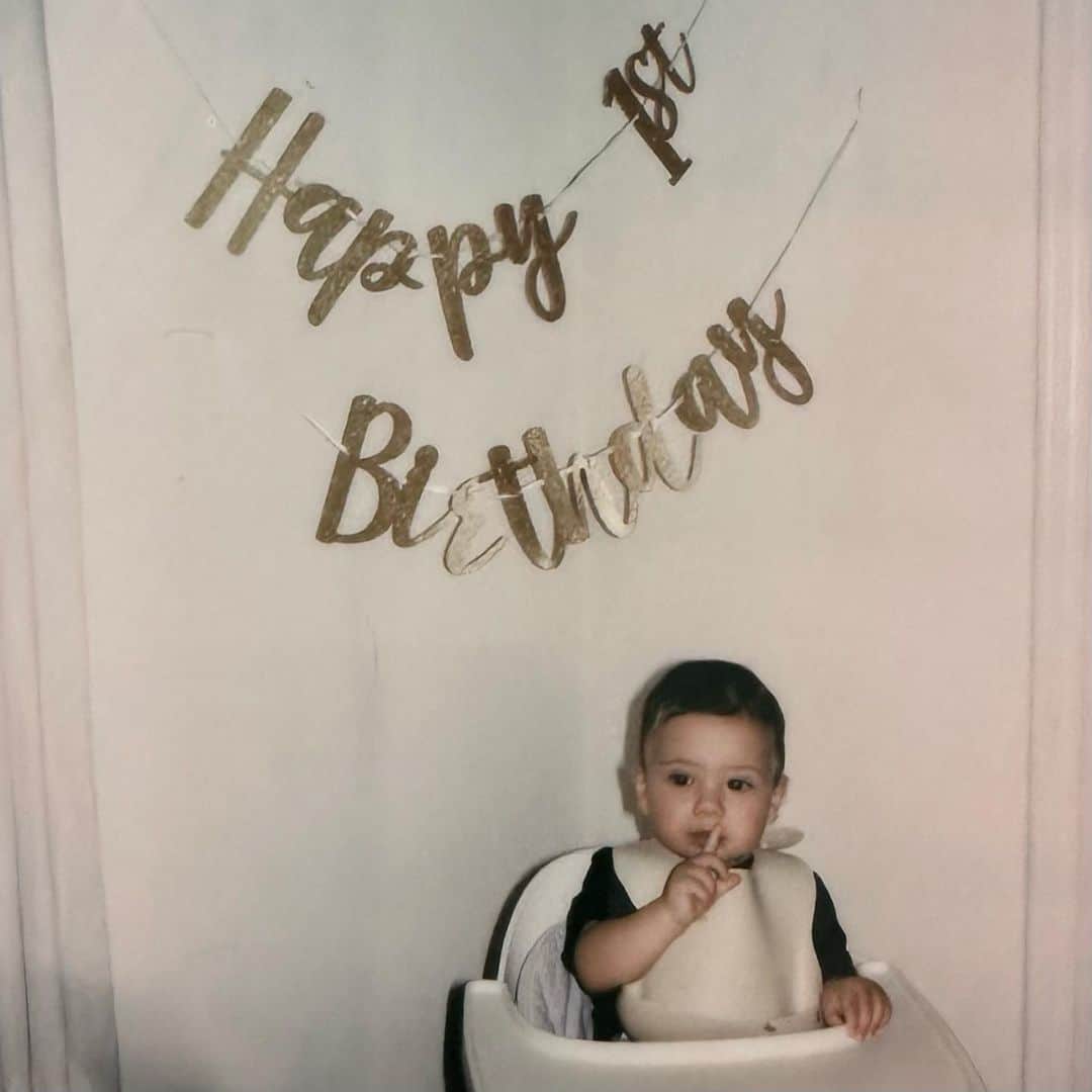 ローレン・ペルツのインスタグラム：「Happy 1st birthday to my Snow baby!! You are the shining star that brightens up our lives. Words can't express how deeply we adore you!! You've transformed our world, and we feel incredibly blessed that you've chosen us. Mama and dada love you so much 💙❄️」