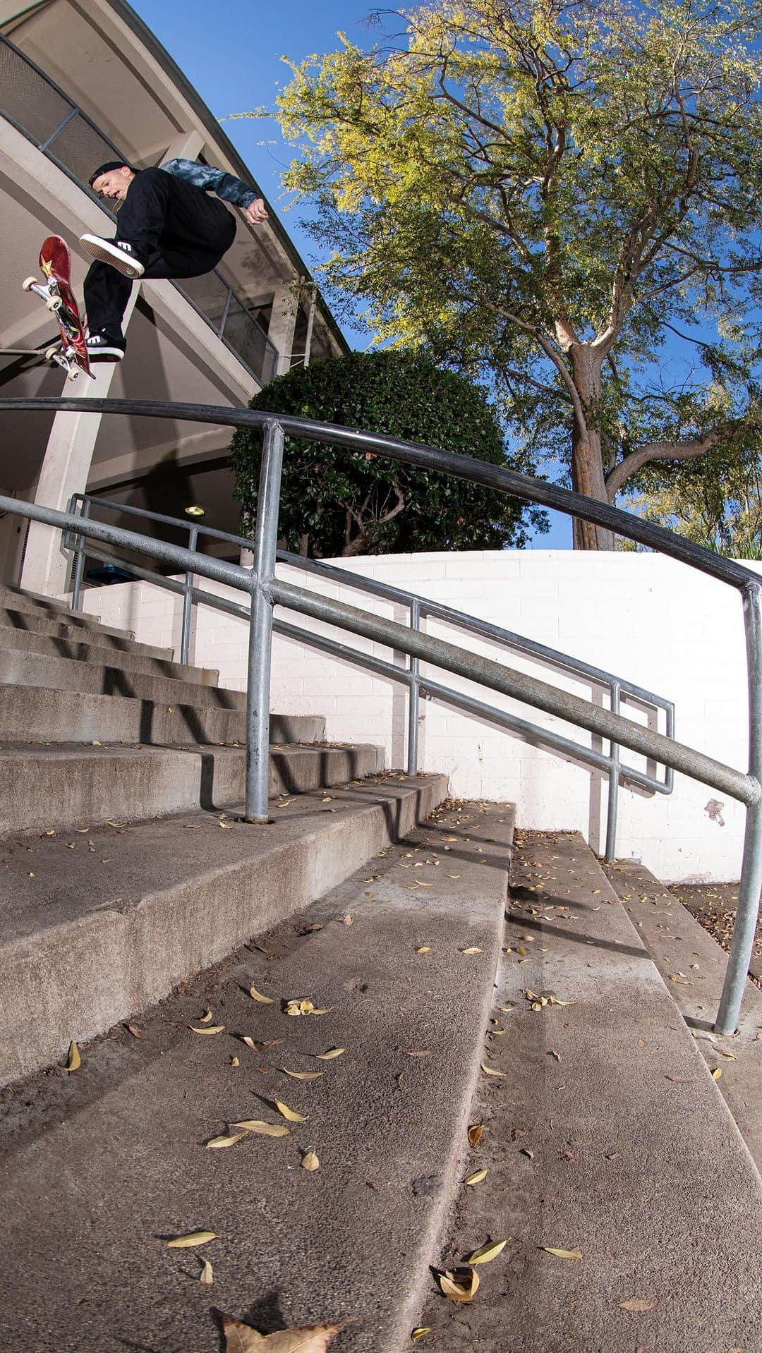 ジェイク・イラーディのインスタグラム：「Kicky front blunt for @bonesbearings   @natestout 🕊️ 🙏🏻🩵」