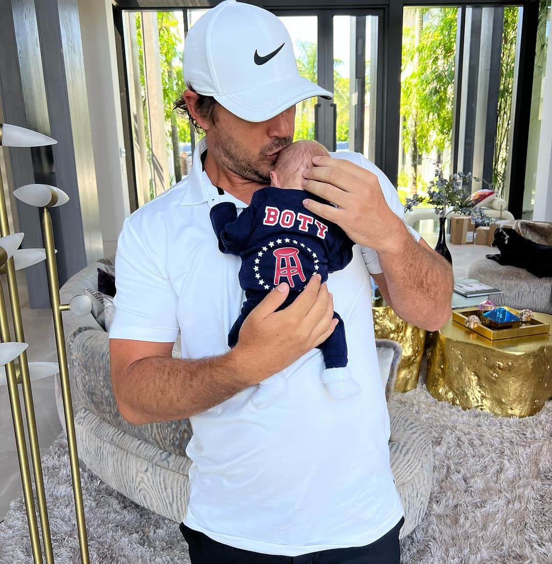ブルックス・ケプカのインスタグラム：「Baby Blake says vote for his momma!!! @jenamsims @si_swimsuit」