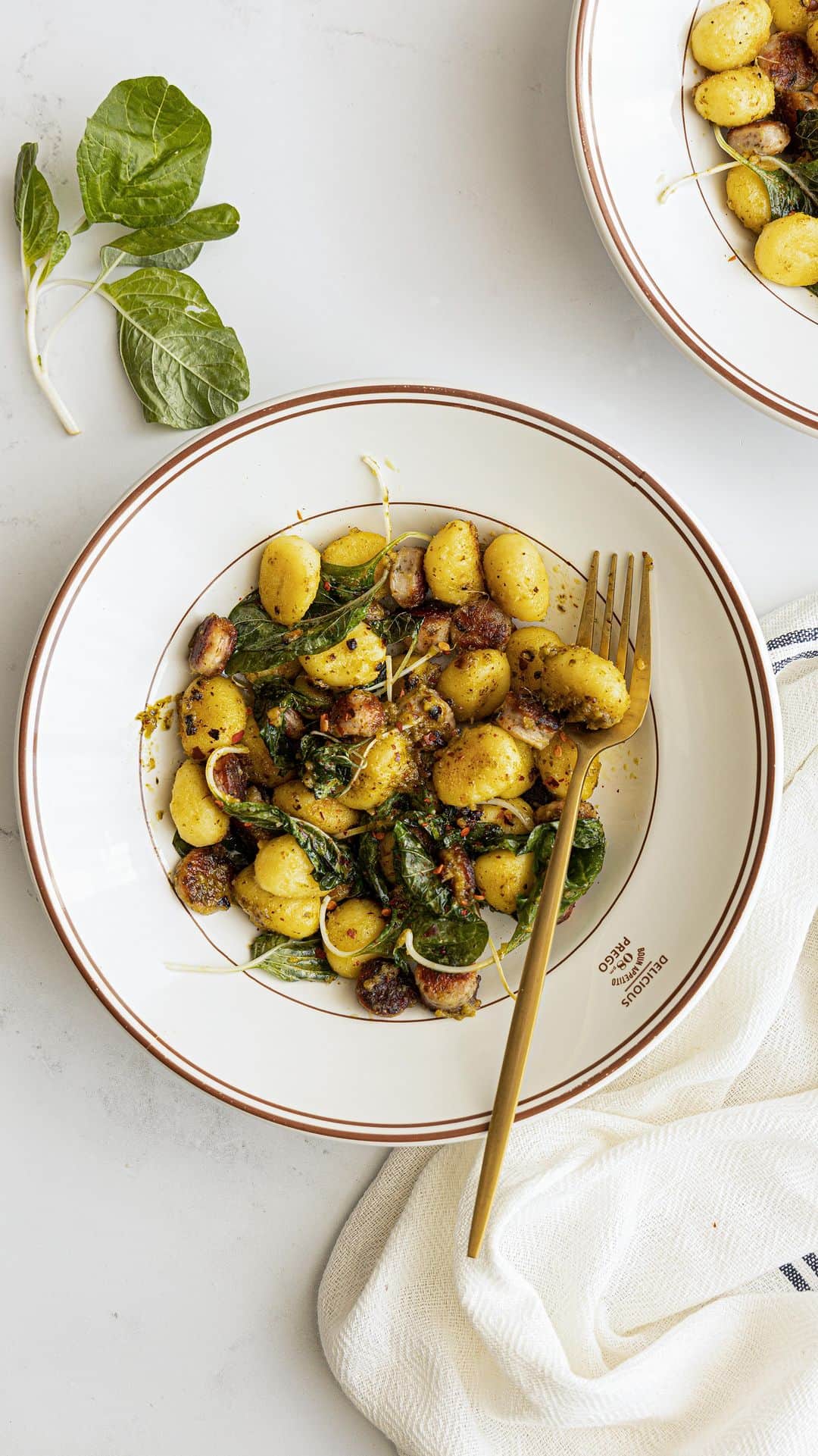 サンヌ・ヴロートのインスタグラム：「The Budget-Friendly Meal Plan is now LIVE! One of my goals has always been to make wellness accessible for everyone.  While eating healthy on a budget can be challenging, as long you are strategic it can be feasible!   My new guide will provide you all the tools to learn how to create nourishing and delicious meals from affordable ingredients. ( all meals are under $3!!) Not only is it suitable for when you are on a budget, these recipes are quick and easy to make so it’s perfect if you have a busy schedule, if you are new to cooking or if you are a college student. This plan will transform your weekly meals and your wallet!   Budget-Friendly Meal Plan includes:  - Downloadable PDF with all nutrition & budgeting tips - 7x daily breakfast, lunch & dinner recipes - Video tutorials for each recipe - Registered Dietitian approved menu overview - Grocery list   I have a special surprise for you, I’m offering 15% off on ALL @soulsyncbody memberships! This is in addition to our usual 15% student discount - so students receive 30% off. *  Head over to www.soulsyncbody.com and use code BACKTOSCHOOL for your promo!   Don’t forget to download the PDF on the app containing daily recipes, grocery lists, tips, and tricks. Use this weekend to grocery shop, prep ingredients, and get ready for day 1 on Monday!   *discount is applicable to your first payment and sign up valid only from 8/25-9/1」
