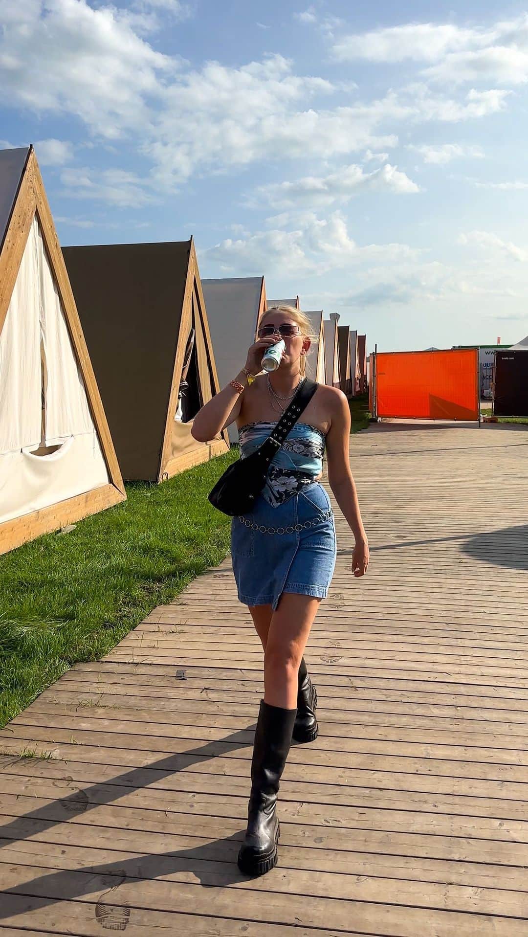 Marije Zuurveldのインスタグラム：「Soft vintage outfitje scoren voor Lowlands met Heineken Silver ⭐️ Was nodig want IT WAS HOTT 🔥 @heinekennl #HeinekenSilver #geen18geenalcohol *ad」