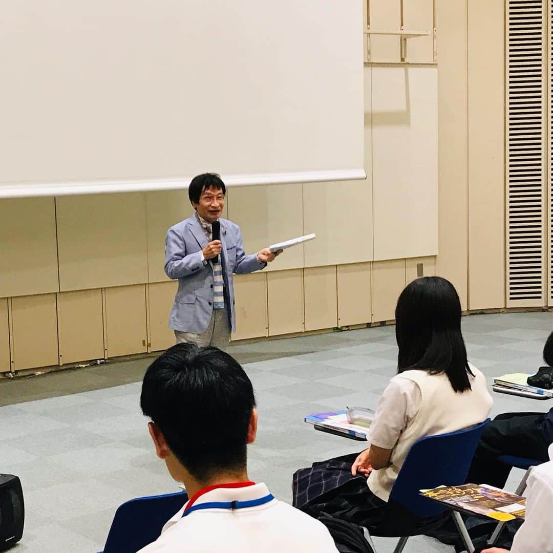 尾木直樹さんのインスタグラム写真 - (尾木直樹Instagram)「今日は都立中央図書館。東京都の「次世代リーダー育成道場」の様子を視察！図書館の司書から図書館の資料の探し方、論文の書き方などを学んだ後、それぞれ設定したテーマに基づき、本を読んだり、検索したりしながら探究を深めていました。参加者（69人）たちがゼミナールで活発に討論する姿を頼もしく嬉しく見ていました😃来年留学に行っても、たくさん学んで楽しんで来てね🖐️ ｰ #都立中央図書館 #探究学習 #都立高校生 #次世代 #リーダー育成プログラム #留学に向けて #みんな頑張ってる #たくさん学んできてね #広尾」8月25日 16時35分 - oginaoki_ogimama