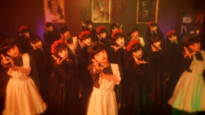 アカネのインスタグラム：「🔮ホーンテッドマンション×アバンギャルディ🔮 Haunted Mansion x avantgardey  アトラクションでもお馴染みの 🎶「グリム・グリニング・ゴースト」🎶 Also known as an attraction 🎶 "Grim Grinning Ghosts" 🎶  世界観をお楽しみください👩🏻 Enjoy the world view 👩🏻  🕯️『ホーンテッドマンション』9/1公開🕷️🕸️  #映画館でホーンテッドマンション  #ホーンテッドマンション #HauntedMansion #アバンギャルディ #avantgardey #akane #ディズニー #Disney #ディズニー映画 #映画  @disneystudiojp @disneyjp」