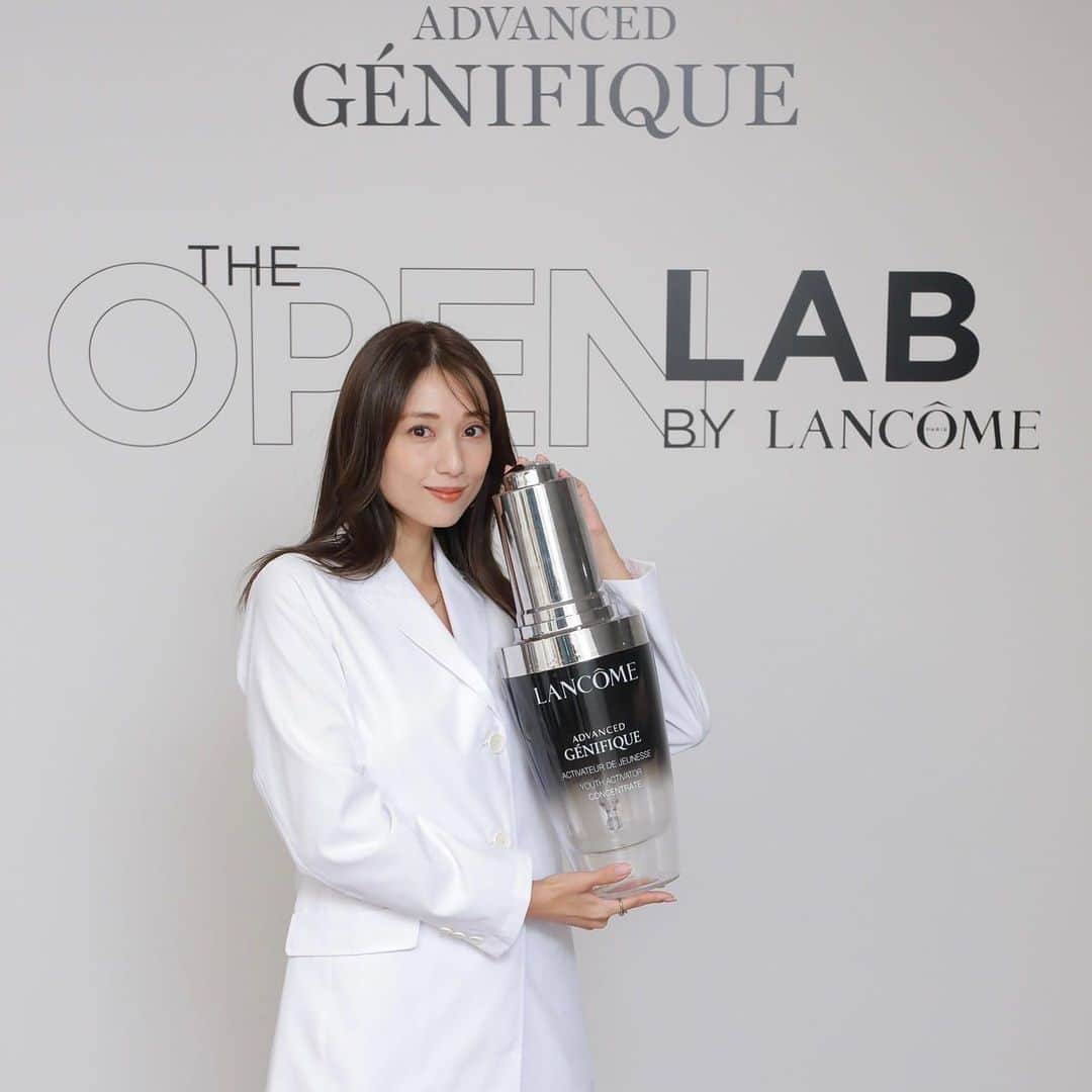 広瀬未花のインスタグラム：「ランコムさん( @lancomeofficial )の大好きな美容液〝ジェニフィック アドバンスト N〟✨   その魅力に迫る、 ジェニフィック ラボツアーに参加させて頂きました😊   ジェニフィックは美肌菌に着目し、お肌のバリア機能を高めて健康的な美しい肌づくりをサポートしてくれることは知っていましたが... そもそも、〝美肌菌て本当にいるの？？〟という 疑問が以前からありました。(笑)   ということで、 ラボツアーでは実際に見て確かめさせて頂きました✨   まずは、肌表皮細胞を顕微鏡で観察。実際に試験でジェニフィックに含まれる成分が、お肌のバリア機能を強化た結果を見せてもらいました！次にVISIAとう機械で、美肌菌の一つといわれるアクネ菌も観察🦠凄い。。 肌の細胞や菌も生きているのだなぁ〜と実感。 また、美肌菌の量は一日の間でも変化していて、特に睡眠やストレスは美肌菌に大きな影響を与えている可能性があるそうです。 改めて、質の高い睡眠とストレスを溜め込まないことを心がけようと思いました😌　   続いては、日本専用フォーミュラについて。 日本人女性は、他国に比べてスキンケアの工程が多く、〝浸透感〟を大事にしているため、海外製のものよりみずみずしいテクスチャーで作られているそうです！(写真左が日本専用フォーミュラ)知らなかった🫢 水とジェニフィックを比較した実験では、いかにジェニフィックによってお肌のバリア機能が強化されているかを確認することもできました。 洗顔後の素肌にジェニフィックをつけると、お肌にグングンと浸透し、保湿されていく感覚がある秘密はここにありそうです✨   そして、スキンスクリーンで肌測定もして頂きました！ 以前測定した時よりも、お肌の水分値、お肌のキメや毛穴の数値が大幅に良くなっていて、とても嬉しい〜😊 夏のお肌ケアも、しっかり頑張りたいと思います♪   今回のラボツアーでは、研究員の方々から製品のことや私たちの肌のことなどを詳しく教えて頂きました！ ジェニフィックは長年にわたる美肌菌研究により誕生して以来、最新の研究と開発を繰り返し、進化し続けていることをラボに来て知ることができました。 今後も可能性を感じる素晴らしい美容液であり、今まで以上にファンになってしまいました😊❤️     これからもジェニフィック アドバンスト Nを使い続けて、美肌菌を増やし、お肌のコンディションを整えていこうと思います✨   #ランコム #ジェニフィック #美肌菌 #PR #lancomeskincare」