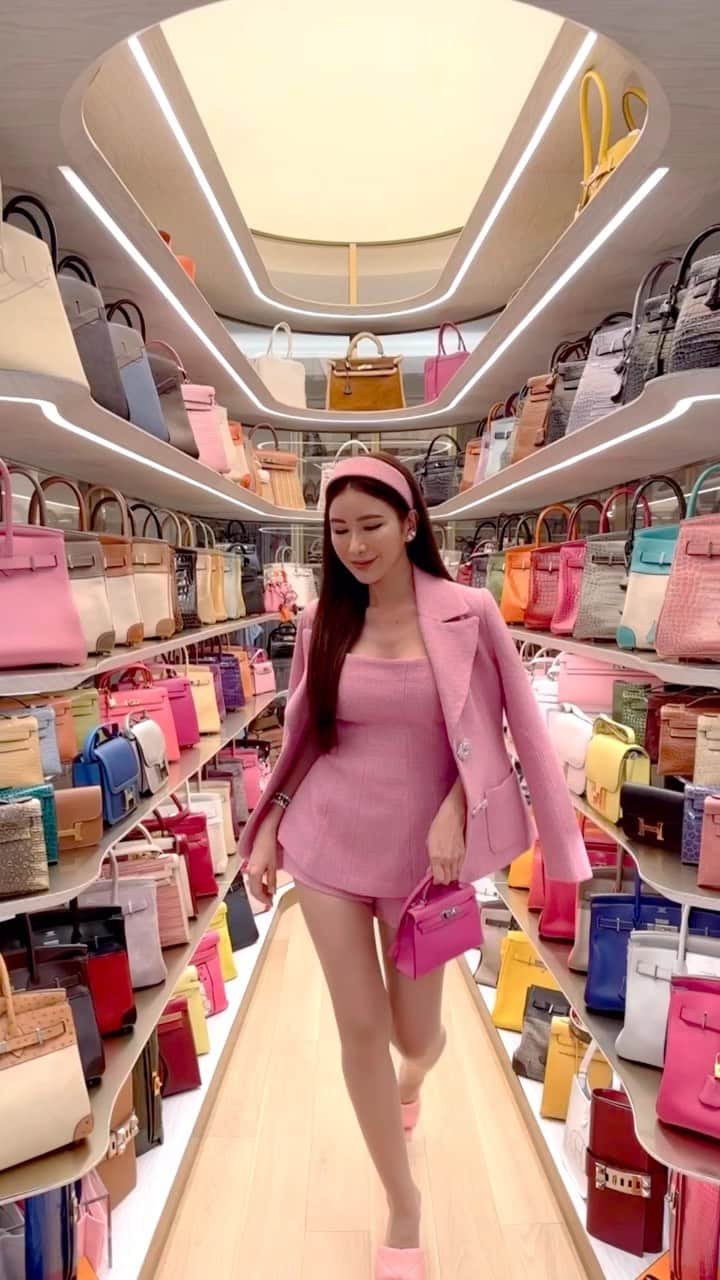 ジェイミー・チュアのインスタグラム：「Anything is possible with a bit of music and a lot of pink. TGIF!!! 🩷」