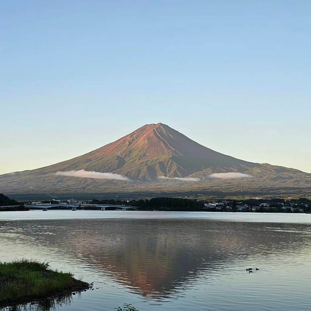 綾小路きみまろさんのインスタグラム写真 - (綾小路きみまろInstagram)「綾小路きみまろです。 今朝の #河口湖 #きみまろ散歩  赤い富士山🗻が 綺麗でしょ✨  今度ここ最近の河口湖や富士山の様子を YouTuberでもお見せしようと思っています。 楽しみにしていてくださいね。  #綾小路きみまろ #きみまろのパノラマ写真  #きみまろYouTube」8月25日 16時40分 - ayanokojikimimaro_official