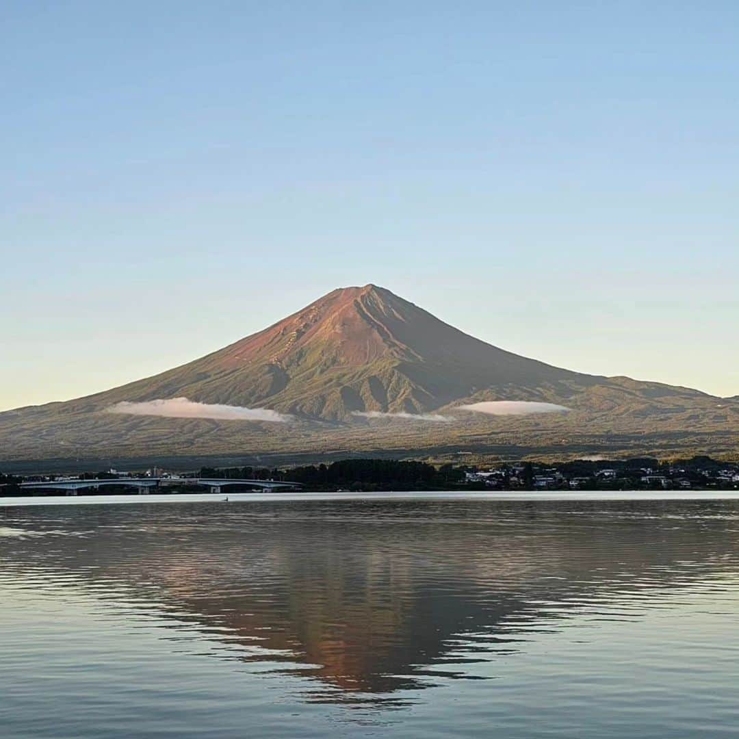 綾小路きみまろさんのインスタグラム写真 - (綾小路きみまろInstagram)「綾小路きみまろです。 今朝の #河口湖 #きみまろ散歩  赤い富士山🗻が 綺麗でしょ✨  今度ここ最近の河口湖や富士山の様子を YouTuberでもお見せしようと思っています。 楽しみにしていてくださいね。  #綾小路きみまろ #きみまろのパノラマ写真  #きみまろYouTube」8月25日 16時40分 - ayanokojikimimaro_official