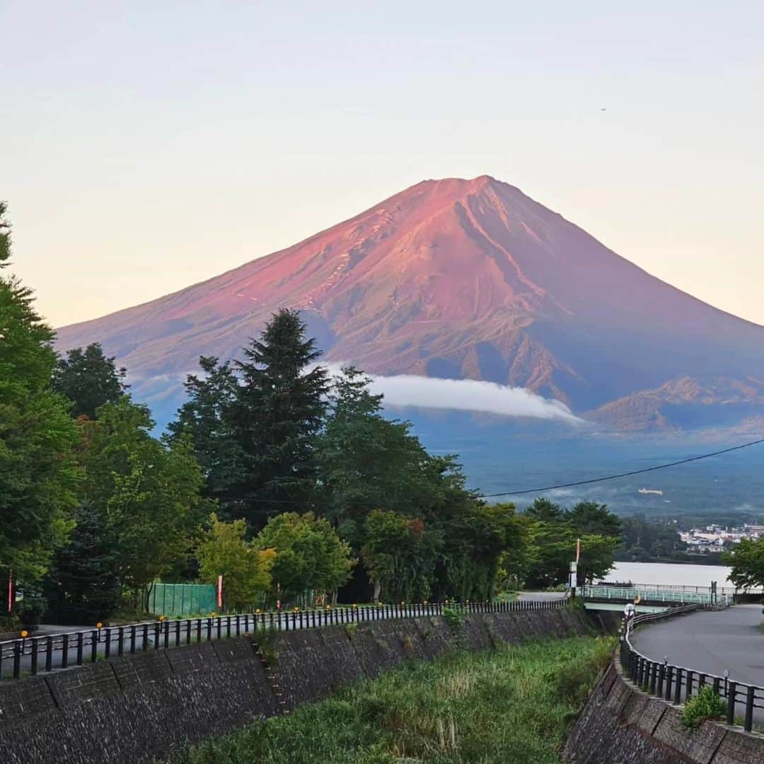 綾小路きみまろのインスタグラム：「綾小路きみまろです。 今朝の #河口湖 #きみまろ散歩  赤い富士山🗻が 綺麗でしょ✨  今度ここ最近の河口湖や富士山の様子を YouTuberでもお見せしようと思っています。 楽しみにしていてくださいね。  #綾小路きみまろ #きみまろのパノラマ写真  #きみまろYouTube」