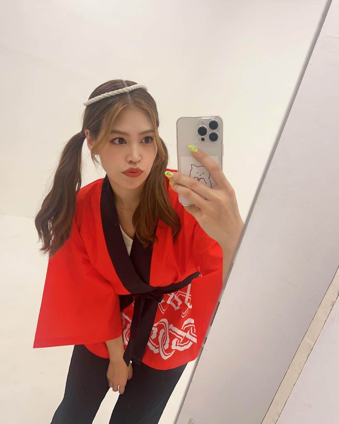 吉岡久美子のインスタグラム：「、 エンタメナンデのおまつりの 生写真オフショット☺️🏮✨  楽しかったねぇ〜☺️☺️🎸  今週土日は東京でライブです🌈  詳しくは私のストーリーや、Xや 公式サイトをご覧ください✨  まだまだ夏を一緒に 楽しみましょう🫶❤️ 、 、 、 #つぼみ大革命 #つぼみ #吉本 #よしもと #アイドル #idol #大阪 #東京 #神戸 #ライブ #instagood #いいね #フォローミー #祭り #夏祭り」