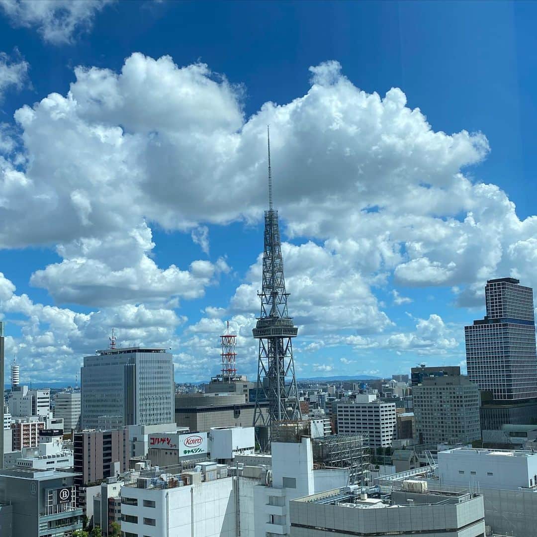 村瀬寛美のインスタグラム：「今日はこちらから。  ZIP FMナビゲータースクール＆ NAWSアナウンスワークショップ共同セミナー  面接に役立つビジネスマナーのレッスンを 行ってきました。  18階からの眺めは良いですねー☀️  テレビ塔もとっても近い。  面接ではどんな所を見られてる？ 言葉遣いだけでなく、 挨拶から歩き方、 座り方、鞄を置く位置は？  不安は払拭して、 自信を持って自分をPRしたいですものね。🫡  楽しく皆さんと大きな声で マナー練習を行いました。  あなたの良さを存分にアピールできる方法を一緒に探していきましょう！  ⁡ :✽・゜＋.。.:✽・゜＋.。.:✽・゜＋.。. ⁡ 「子ども話し方教室」🌈 オンラインレッスン、教室 体験レッスンもぜひどうぞ ⁡ 毎月第２、４土曜日開催 ▪対面教室️ 星ヶ丘コミュニティセンター ⁡ アドバンス（高学年）𝟙時𝟛𝟘分から𝟛時𝟘𝟘分 プレクラス（低学年）𝟛時から𝟜時𝟛𝟘分 　　 ▪️土曜オンラインクラス　𝟙𝟙時から𝟙𝟚時 ⁡ ▪️火曜日オンラインクラス 　低学年クラス　𝟙𝟞時𝟛𝟘分から 　高学年クラス　𝟙𝟟時𝟛𝟘分から ⁡ 体験、見学も受付中！ ⁡ お問い合わせ、お申し込みは 𝕙𝕥𝕥𝕡𝕤://𝕨𝕤.𝕗𝕠𝕣𝕞𝕫𝕦.𝕟𝕖𝕥/𝕗𝕘𝕖𝕟/𝕤𝟡𝟘𝟡𝟙𝟛𝟟𝟝𝟘/ ⁡ ▪️「大人のための話し方講座」🌹 　マンツーマンレッスン 　オンライン／ 対面　 ⁡ 　ご希望日時をご相談下さい ⁡ ▪「企業研修（話し方、育成研修、ビジネスマナー）」🎤 ⁡ ⁡ ⁡ ⁡」