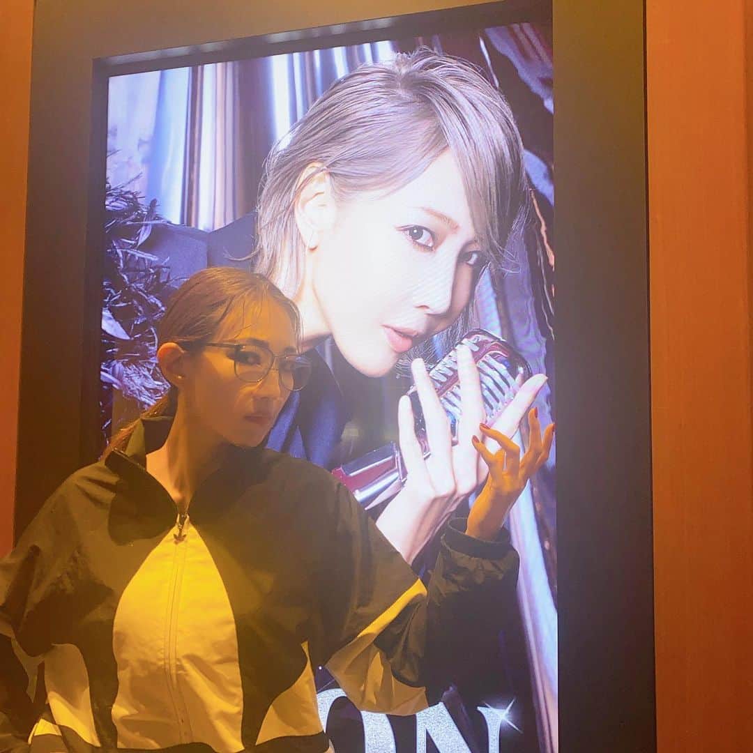 紅ゆずるさんのインスタグラム写真 - (紅ゆずるInstagram)「.  東京会館に飾ってあるちえにゃんのポスターの前は行列になって、みんな撮ってる。  だから、私も負けじと撮ってみた！  どうだ！  # ジャージ、メガネ #そんな私は #紅ゆずる」8月25日 16時47分 - kurenaiyuzuru_official