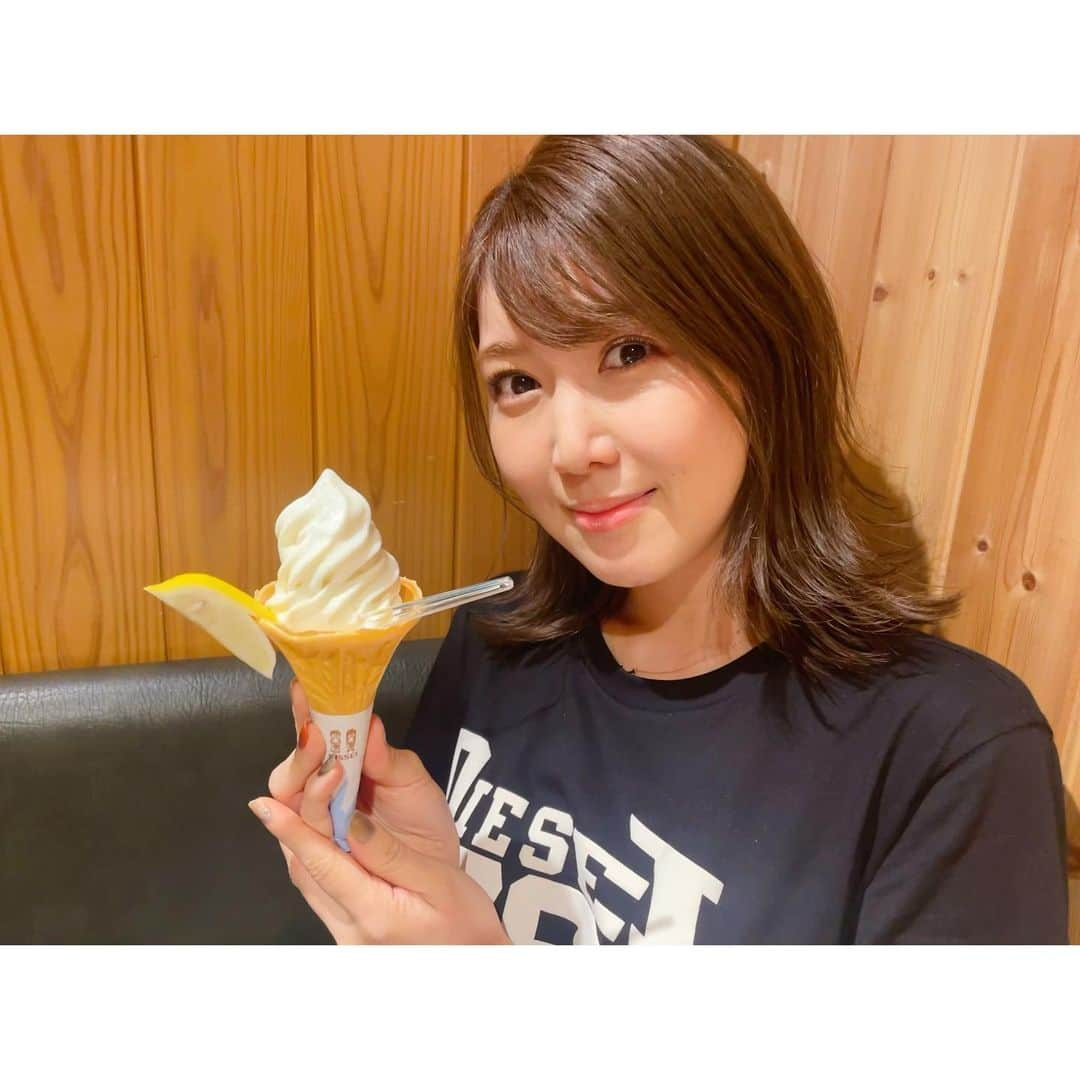 おかゆさんのインスタグラム写真 - (おかゆInstagram)「🎼🐶🍦🎶🎸💫🌈  先日、いつも番組でお世話になっている スタッフさん方と女子会で人形町へ…🤗🍲 美味しい九州料理を頂きました😋❤️ 明太子の天ぷらやもつ鍋など、 博多料理もどれも美味しくて…！！！😆 沢山食べて沢山笑って最高な夏日和でした☺️  〆にいただいた杏仁ソフトクリーム🍦 カットレモン付き！！！🍋 ほんのりと甘い杏仁と サッパリとしたレモンの味変が 楽しい＆美味しい😘🌟  #やましょう #女子会 #九州料理  #博多料理 #人形町 #杏仁ソフト #ソフトクリーム部」8月25日 16時48分 - okayu_dayu