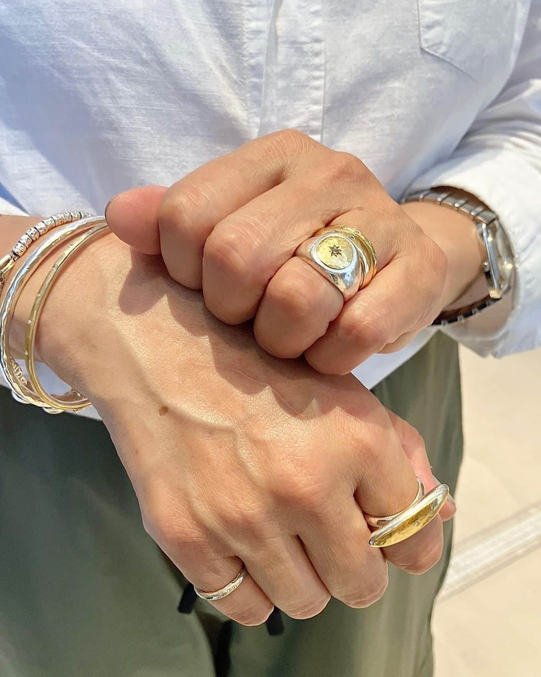 のインスタグラム：「MALCOLM BETTS JEWELRY SNAP! 神戸店スタッフ 「初めて＜マルコム ベッツ＞のトランクショーに携わった際、記念にシルバーのリングを購入しました。一つでは物足りなく感じたのと、ほかのスタッフが格好良く着けているのが羨ましくて、少しずつ集めるようになりました。普段からカジュアルな服装にラグジュアリーな要素をプラスしたスタイリングが好きなので、今日はシルバーとゴールドの大ぶりなデザインのアイテムを合わせてこなれ感を演出しています。 ”シンプルで品良く″をベースに、大人の遊び心を大切にしています。＜マルコム ベッツ＞はバーニーズ　ニューヨークでのみご紹介しているブランドなので、特別感がありますね。毎日着けているとより肌に馴染み、時間が経つほどに輝きを増します。アイテム一つひとつから英国の確かなクラフトマンシップが感じられますので、複数重ねて着けていただくと、より魅力がアップすると思います。」  #マルコムベッツ #リング #バングル #ジュエリー #ファインジュエリー #バーニーズニューヨーク #malcolmbetts #ring #bangle #jewelry #barneysnewyork #MALCOLMxBNY」