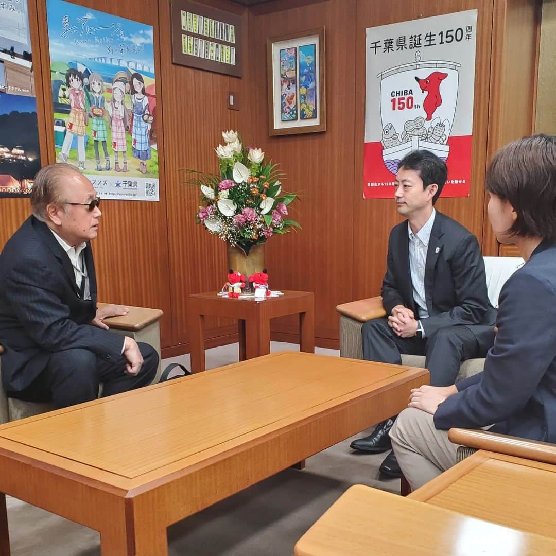 水野友貴さんのインスタグラム写真 - (水野友貴Instagram)「本日午前は千葉県視覚障害者福祉協会の今野正隆会長の熊谷知事への表敬訪問をアテンドいたしました。 今野会長とは共に語らい、視覚障害者施設をご案内いただいたりと、日頃より密に情報・意見交換をさせていただき、政策へと反映しています。 熊谷知事が熱心に耳を傾けてくださっている姿が印象的でした。 ９月定例県議会の代表質問でも障がい者支援に関する質疑を行う予定です。 知事とタッグを組んで障害者福祉の充実に向けてしっかりと取り組んでいきます。  #視覚障がい #視覚支援 #視覚障害 #視覚障がい者  #熊谷俊人知事 #千葉県議会 #千葉県議会議員 #水野ゆうき #障がい者支援」8月25日 17時00分 - mizunoyuuki