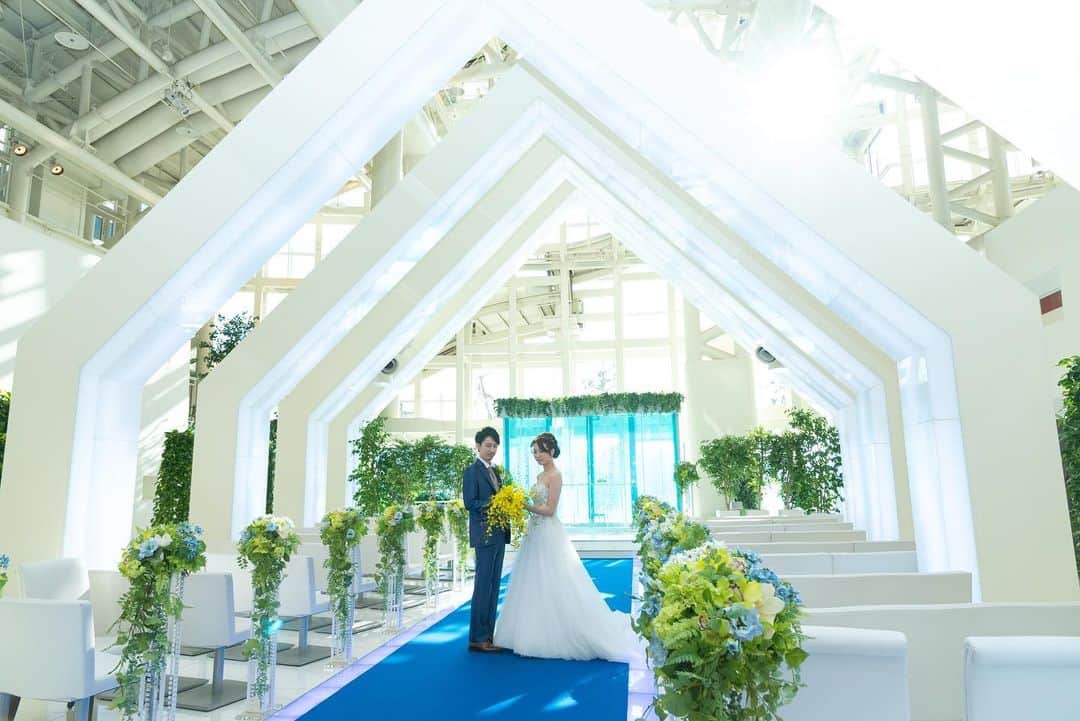 ルミアモーレのインスタグラム：「. 開放的な空間と光に包まれた ルミアモーレのチャペル💍𓈒𓏸  一生に一度の思い出を特別な場所で残しませんか？  スタッフ一同ご見学お待ちしております✨️   #結婚式場  #結婚式場探し   #結婚式写真   #ウェディングベル   #チャペル挙式」