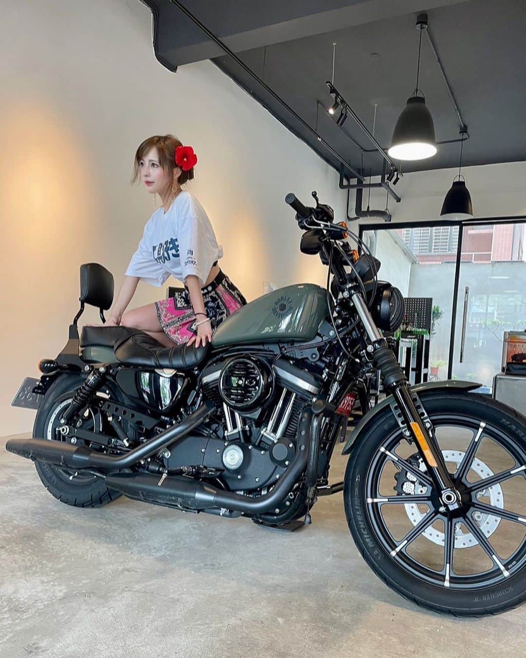 橘寿梨愛のインスタグラム：「Harley Davidson❤︎ @harleydavidson  . . @deenstyletokyo_factorygear さんのバイクガレージでハーレーと撮影させていただきました🏍️ 今夜20時からはDeenTokyoさんのバーで1日店長をつとめます🫡 みんなで楽しく飲みましょ〜😆⤴︎ シュミレーションゴルフもできますよ☺️⛳️ お店で待ってます♪(๑ᴖ◡ᴖ๑)♪ . . #harleydavidson #バイク #バイク女子 #峰不二子　 #1日店長」