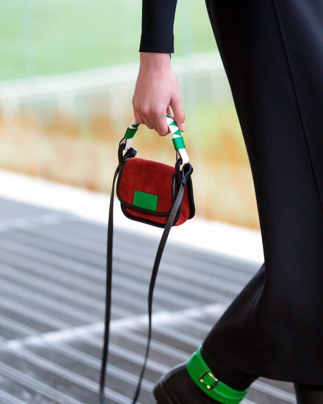 Longchampのインスタグラム：「Green is the season's lucky touch.  Collection: #LongchampFW23 Bag: #LongchampFoulonne Ready-to-wear: @longchamp  Photographer: @gregoire_avenel  #longchamp #newcollection #longchampgirls #ootd #outfit #horseracing #leather #classic #bag」
