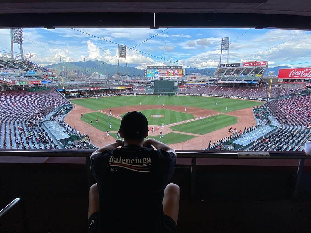 上田剛史のインスタグラム：「俺の大好きな球場 マツダスタジアム🏟  スイートルームで観戦⚾️  #マツダスタジアム #ヤクルトスワローズ #上田剛史」