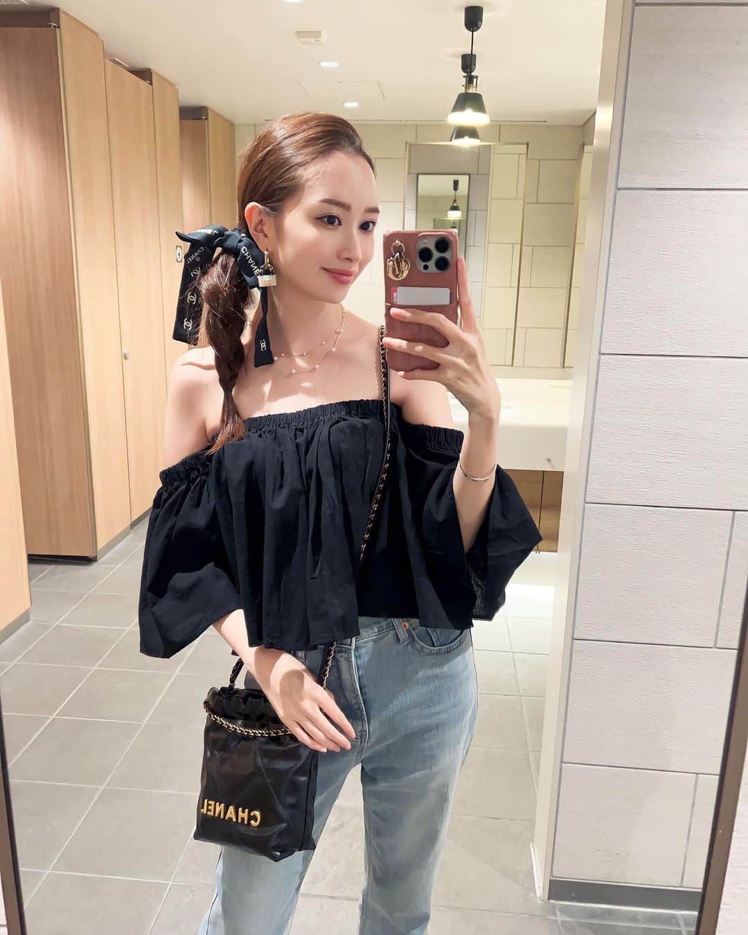 小川真葵のインスタグラム：「ヘアアレンジのマンネリ化を防げる三つ編み便利🧏🏻‍♀️ かわいいヘアアクセ集めたい♥ @rinoa_official の完売したオフショルと 発売中のストレッチデニムコーデ🫰🏻ˊ˗  #rinoa_official  #オフショル #ストレッチデニム #chanel22  #三つ編みアレンジ」