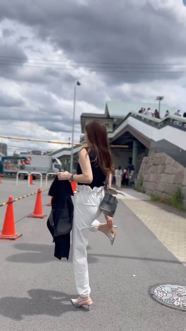 yuukii.iのインスタグラム：「綺麗め派のカジュアルパンツ🤍🖤 @dolce._official」