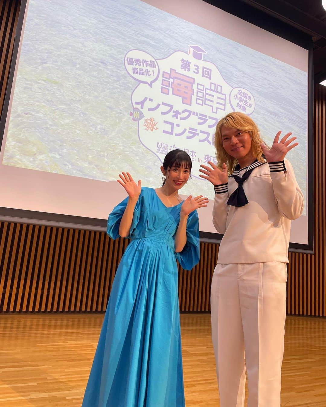 名越涼子のインスタグラム：「岸壁幼魚採集家の鈴木香里武さんと 幼魚ポーズ🐟 毎年恒例、日本財団主催の海洋インフォグラフィックコンテスト🎤  今年も凄まじい小学生たち勢揃いで圧倒されっぱなし😳✨ 一生懸命プレゼンしている姿に 娘を重ね合わせて勝手にうるうる。  将来、娘が何か舞台で発表する機会があった時は 私の方が緊張するんだろうなぁ。  参加してくださった皆様ありがとうございました‼️ 総集編はBSテレ東のみんなのあおいろで放送されるので ナレーション吹き込むのも楽しみ。  運営の涼さんも お疲れ様でした🥰今年もダブル涼✌️  海のイベントにぴったりな 真っ青なワンピースは @elendeek  一一一一一一一一一一一 #イベント#収録#MC #BSテレ東#日本財団 #インフォグラフィック #コンテスト#小学生 #海と日本プロジェクト  #海#環境問題#海のある生活  #海に感謝#衣装#elendeek #ワンピース#青」