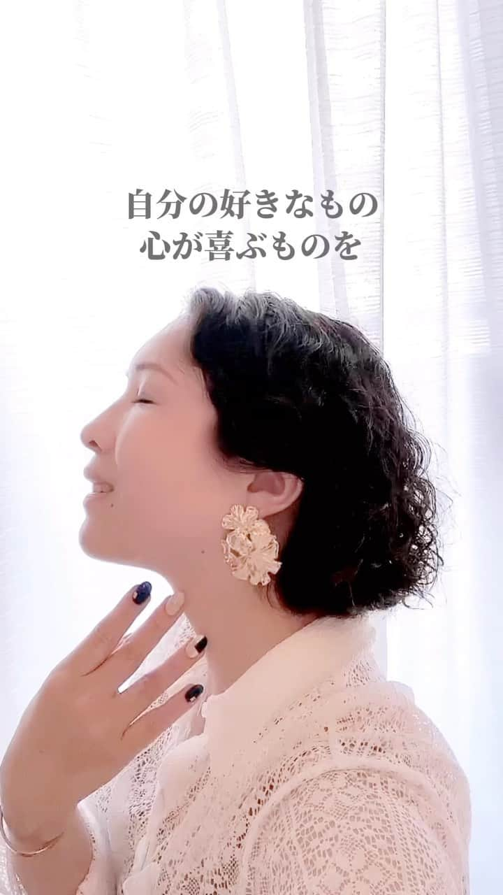 吉井奈々のインスタグラム：「あなたはどれが好き？  私はこの大きな花のピアスが1番好き  自分の好きなもの 心が喜ぶものを 毎日ひとつ選択してみて  好きな色 好きな服 好きな食べ物 好きな人 好きな生き方  一度きりの人生だもの 自分を幸せにしてあげないとね  あなたの好きなもの 教えてね  大丈夫、あなたは選べるわ  #選択が人生を変える  #選択が未来を創る  #選択できる人生  #選択肢を増やす  #選択肢を広げる   #好きを語ろう  #好きを大切に  #毎日を楽しめる人の考え方  #毎日が笑顔で溢れてる  #日常を楽しむ  #毎日できることから  #毎日できるエクササイズ  #人生を豊かに  #人生を楽しむ   #ピアス好きな人と繋がりたい」