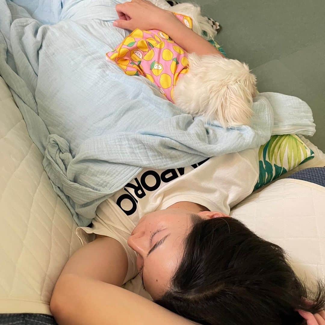 のインスタグラム：「夏休みは滝沢のパートナーのハニさんのご実家へ。  日中ももこめちゃんの息子っちと 外でたくさん遊んだらハニママが 「ななさん！お昼寝し〜！」←関西弁あってる？w って毎日お昼寝をさせてくれた。笑  そしたらこんなキュートな写真が、、、 りぼん姫🎀 そんなところで一緒に寝て可愛いが過ぎるぜ🥹  普段は仕事しているので こんな風にちび達とお昼寝できることにも 幸せを感じますね。  2枚目と3枚目は 淡路島のドックカフェに行ったときの🚗  いつもは滝沢とぼーちゃんがセットだけど この日は珍しくりーちゃんとセットに！  ニコニコしてて可愛すぎて 自撮りしようとしているところを ハニさんに撮られてた。  うぅ、、、 可愛いが過ぎる。 毎日可愛い。 どうしてそんなに可愛いのか 毎日聞いてる。笑  癒しをありがとう。」