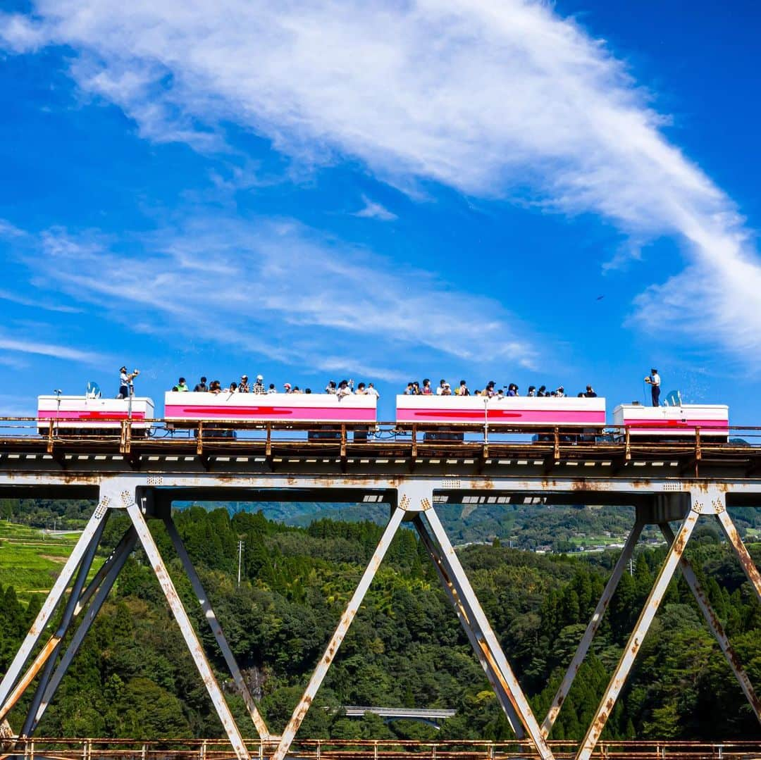 九州電力のインスタグラム：「透きとおる風を感じる絶景🚃 . 宮崎県西臼杵郡高千穂町に位置する「高千穂あまてらす鉄道」は、2008年に廃止となった高千穂鉄道の線路を再活用したアトラクショントレインです🚋 高千穂駅から高千穂鉄橋の5.1kmのコースを、約30分かけてゆっくりと走行します👀 . 車両は屋根のないスーパーカートが導入されており、日本一の高さを誇る鉄橋からどこまでも見渡せる高千穂の絶景を楽しむことができます🌥️ ----------------------------------------------- 📍高千穂あまてらす鉄道 住所:宮崎県西臼杵郡高千穂町三田井1425-1  運行時刻:9時40分～15時40分 1日10便 受付時間:9時25分～15時25分 ※事前予約は不可 定休日:毎月第３木曜日（夏休みは通常運行） 駐車場:あり ※雨天の場合は、定休日以外でも休業となる場合があります ※お出かけ前に最新情報をご確認ください ----------------------------------------------- . ※写真提供：高千穂あまてらす鉄道 ※写真は過去に撮影されたものです . お届けする九州の風景が、皆さまの元気や癒しになれば幸いです☘️  #九州電力 #宮崎 #高千穂 #高千穂狭 #高千穂町 #高千穂あまてらす鉄道 #あまてらす鉄道 #高千穂駅 #スーパーカート #トロッコ列車」