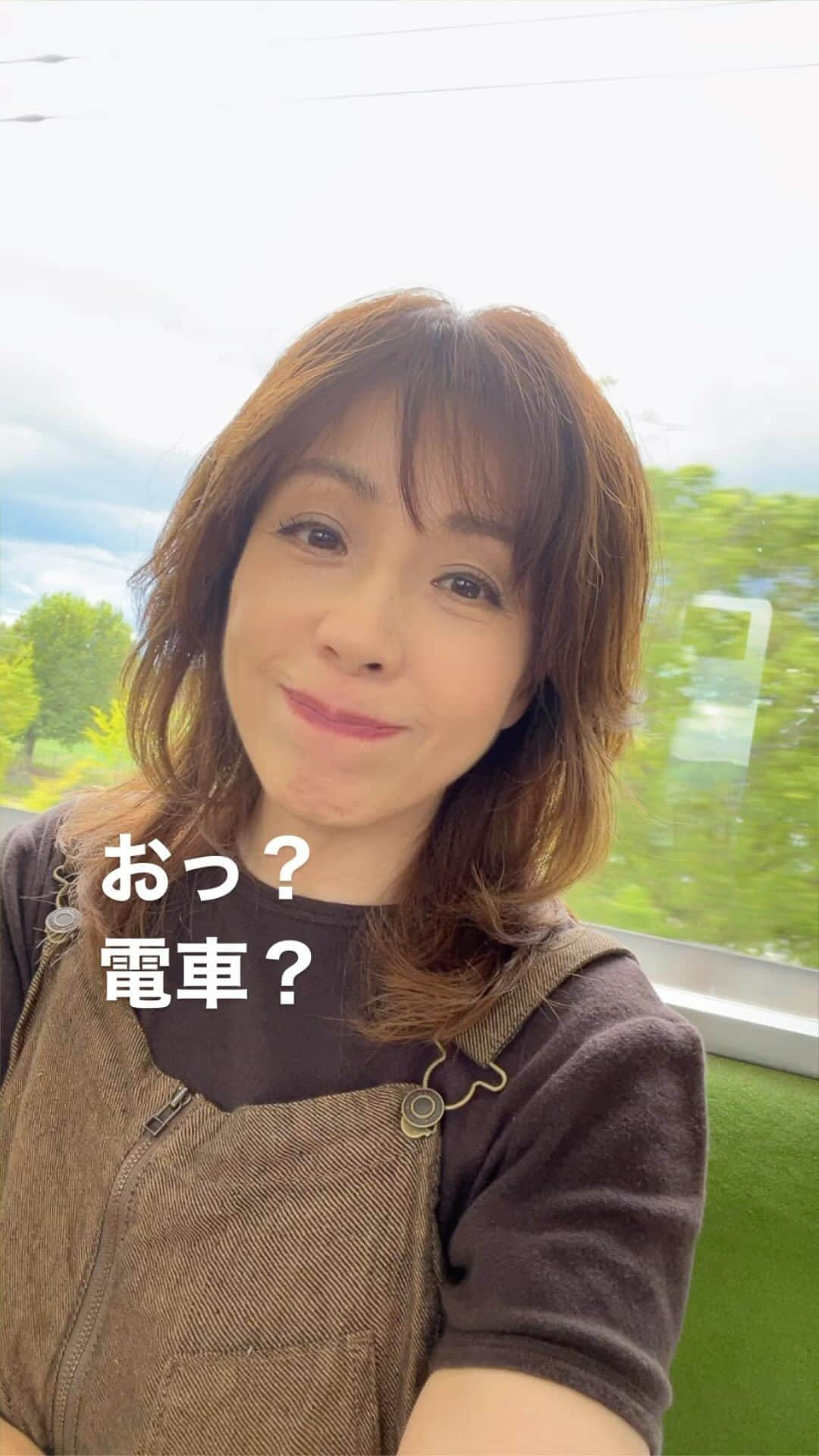 羽野晶紀のインスタグラム：「大阪でたこ焼き買って 実家の両親と食べよ〜😊 わぁ、めちゃ電車、空いてるぅ〜😁 こんな感じ〜〜 #羽野晶紀　#京都　#近鉄電車」