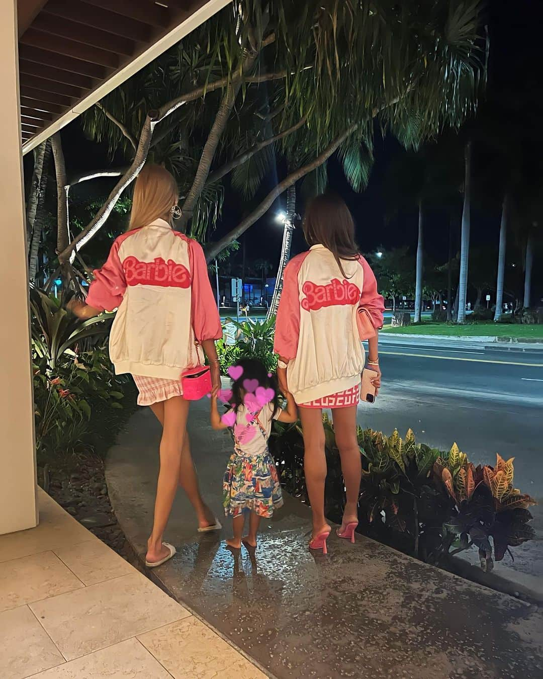 福王寺彩野さんのインスタグラム写真 - (福王寺彩野Instagram)「Last night in Hawaii🌺 @_genking_ 🫶 withちびの🎀　 @margotto.hawaii 美味しすぎた🥺❤️‍🔥 娘は寝てしまって寝起きで裸足だし髪ボサボサになっちゃったのでスタンプ🤣🙏 2枚目📸私の髪も佐奈が巻いてくれました😍 #hawaii #genking #barbie #barbiemovie #zara #zaraxbarbie #mydaughter #margottohawaii #ハワイ #バービー #お揃い #マルゴット」8月25日 17時03分 - ayano_fukuoji