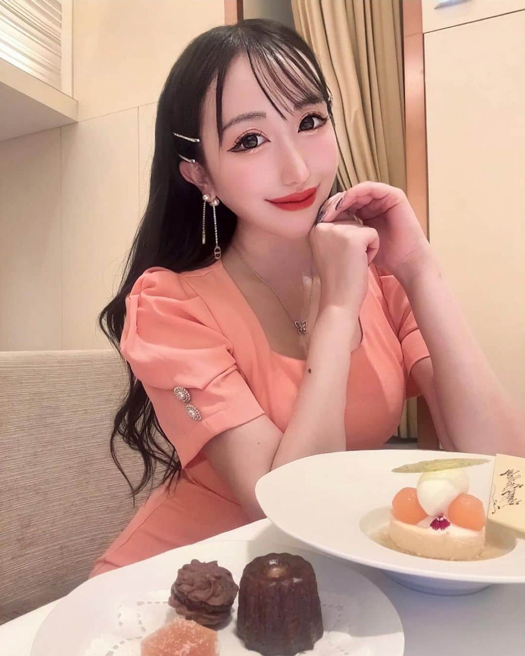 白咲えりかのインスタグラム：「📍オーベルジュ ド リル ナゴヤ  ミッドランド42Fで夜景綺麗✨ birthdayの後祝いしてもらいましたっ🩷  ペアリングあるある どんどん溜まってくワイン達🥂🤣  #フレンチ #dinner #ディナー #名古屋グルメ  #名古屋 #六本木 #銀座  #東京 #大阪 #福岡 #グラビア #投資女子 #20代投資家と繋がりたい #instagood #マツエク #キラキラ女子 #instadaily #love #happy #オーベルジュドリルナゴヤ #夜景 #女子会ディナー #お誕生日 #birthday #韓国ヘア」
