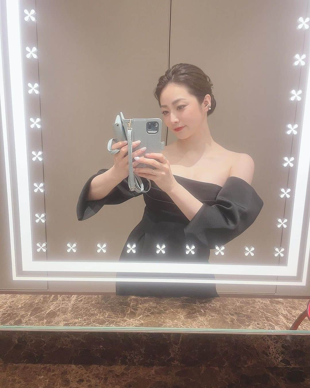 東森美和さんのインスタグラム写真 - (東森美和Instagram)「今週水木金は、ファイトクラブ貴江ママのお誕生日イベント👏 私もいつもよりドレスアップしてのぞみます🥂　  銀座で飲み屋さんやってて良いなと思うところは、こういうヘアセットやドレス、着物で着飾れることですね。  普通のお仕事だとなかなか着ないし、ヘアセットなんて結婚式とかパーティーがあった時ぐらいだと思います。  銀座では毎日ヘアセットが当たり前だったりドレスや着物着ているのが当たり前で、毎日キラキラ出来るのが個人的には楽しいなと思います♪  綺麗な人もたくさん居るので、美意識も高くなりますし♡美人が多くて毎晩楽しいです😁  ウチはクラブとかではなく、カジュアルめな会員制のバーですが イベントの時だけではなく 出来るだけ普段から素敵な格好でお店に立つよう心がけてます。  少しでも銀座らしさを味わって頂きお客様に楽しんでもらえるように…  最近太った太った老けた言われるのでwwwとりあえず頑張って痩せて、運動して、美容にももっと力を入れて、頑張りたいと思います😂笑  お客様へ ※ノーマルカメラで私を撮らないで下さい。 とりあえず加工アプリをインストールしてからご来店ください。笑  さて今宵は金曜日⭐️ 楽しい夜になりますように♡  #銀座バー #銀座会員制バー #銀座8丁目 #銀座ママ」8月25日 17時10分 - higashimorimiwa