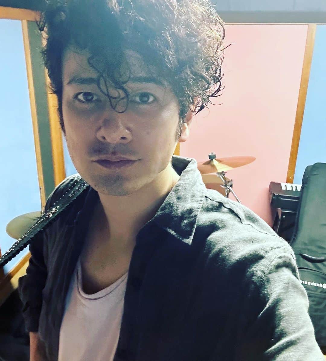 川島ケイジのインスタグラム：「練習してます🎸」