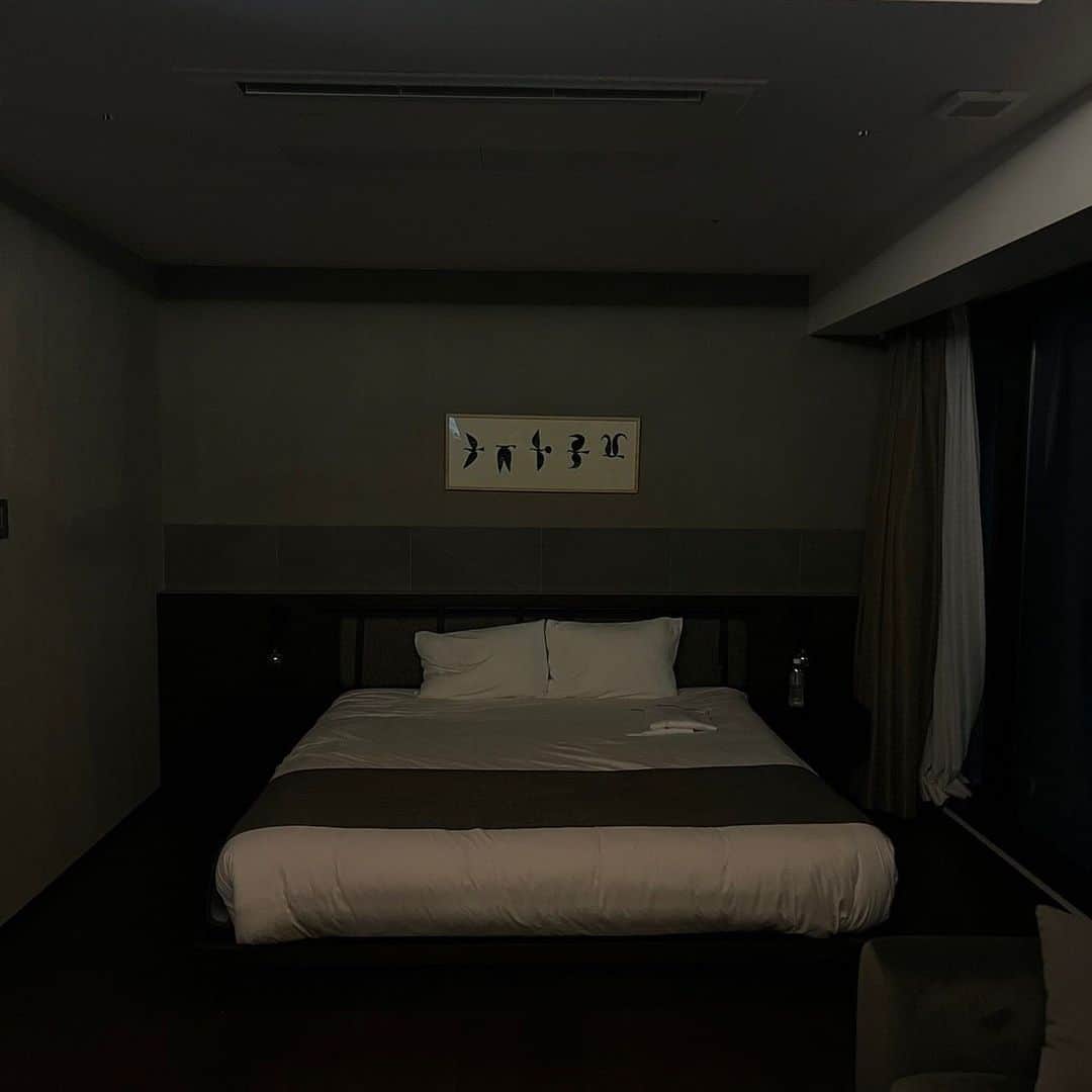 木村りかこさんのインスタグラム写真 - (木村りかこInstagram)「京都で泊まったホテルが素敵すぎた♥  (めちゃくちゃ時差投稿🥺)  @tune_stay_kyoto  京都に特化した本が沢山置いてあるホテル☺️  ゆうかと沢山探検したよ🤣♥  全部屋60平米以上のゆったりとした広さとデザインのお部屋で、全部屋キッチン付きなの✨️ 8階のラウンジのレンタルアイテムを借りて楽しんだり、 9階のラウンジでオールインクルーシブで好きな飲み物をお部屋に持っていけたりするの🥰  1日じゃ物足りなかったからまた行きたい🕊  ※8階、9階のラウンジエリアの利用はHideoutご予約の方のみ」8月25日 17時12分 - rikako_0331
