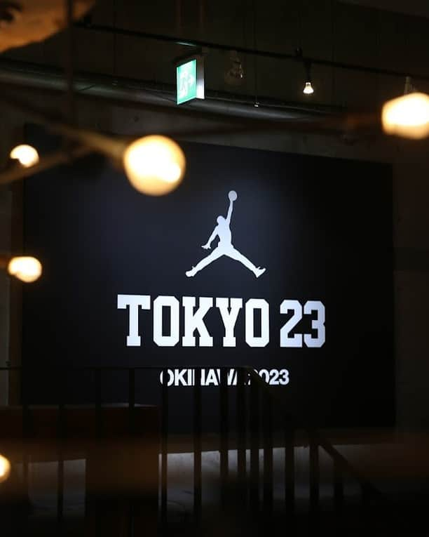 McGuffinさんのインスタグラム写真 - (McGuffinInstagram)「⚡McGuffin Street News⚡  TOKYO 23がJORDANとともにSPECIAL EXHIBITIONを開催。 POP UP SHOP・BASKETBALL CLINIC・3x3・NIGHT PARTYと多数コンテンツを用意。  @tokyo23basketball @zhyvagocoffeeroastery @atmos_okinawa  2023年8月25日~29日の期間、沖縄でBASKETBALL LOVERへ向けたイベントをJORDAN BRANDサポートのもとTOKYO 23が開催。沖縄・北谷のアメリカンビレッジ内で人気の珈琲専門店ZHYVAGO COFFEE ROASTERYの店内2階を会場にJORDAN BRAND、TOKYO 23アイテムの取り扱いや、沖縄ならではの水牛をモチーフにしたグラフィック、JUMPMANロゴ、TOKYO 23ロゴで自分だけのTシャツやCAPが作成できる会場限定APPAREL CUSTOMIZATIONコーナー、 AIR JORDAN 1からAIR JORDAN38の展示スペースを設けた期間限定POP UP SHOPを開催。さらに今回はPOP UP開催に合わせて、人気のJORDANシューズが特別にRESTOCK。ZHYVAGO COFFEE ROASTERYでは期間限定の特別メニューも用意。サンエー浦添西海岸パルコシティ内の atmos OKINAWAでもTOKYO 23のアイテムを取り扱うSHOP IN SHOPを同日開催。 沖縄での2会場とTOKYO 23店頭で、POP UP限定の「TOKYO 23 CHAMPION RING TEE 」も発売。 8月25日(金)には沖縄・東京の豪華アーティストが出演する NIGHT PARTYを「G+ OKINAWA」で開催。 IO、Gottz、OZworld、RICCHO、MuKuRoのライブパフォーマンスに加え、沖縄の人気DJ KFIVE、POM、NAPPYBWOY、HIKARU MINDが集結し、一夜限りの特別な内容で送る。 8月26日(土)は、安良波公園で山城 拓馬氏を講師に迎えたKIDS向けのBASKETBALL CLINICや、市内の高校生チームが出場する3x3 GAMEを開催。BASKETBALLに熱狂する2023年夏の沖縄から、全世界のBASKETBALL LOVERへ送る今夏一番熱いEVENTを是非。  【POP UP 詳細 -ZHYVAGO COFFEE ROASTERY-】 日程:2023年8月25日(金)~29日(火) 場所:ZHYVAGO COFFEE ROASTERY 時間:12:00~23:00 住所:沖縄県中頭郡北谷町美浜34-1 LeQu 沖縄北谷スパ&リゾート プレミア棟 1F  【POP UP 詳細 -atmos OKINAWA-】 日程:2023年8月25日(金)~29日(火) 場所:atmos OKINAWA 時間:10:00~22:00 住所:沖縄県浦添市西洲三丁目 PARCO CITY 2F  【NIGHT PARTY】 日程:2023年8月25日(金) 時間:22:00~29:00 場所:G+ OKINAWA 住所:沖縄県那覇市松山1-34-3 カクテルプラザB1 入場料: ¥4000-  【BASKETBALL CLINIC&3x3 GAME IN ARAHA PARK】 日程:2023年8月26日(土) 時間:10:30~ (CLINIC) 12:00~(GMAE) 場所:安良波公園 住所:沖縄県中頭郡北谷町北谷2丁目21  #tokyo23 #tokyo23basketball #atmos #jordanbrand #jumpman #okinawa #zhyvagocoffeeroastery」8月25日 17時14分 - mcguffin_official