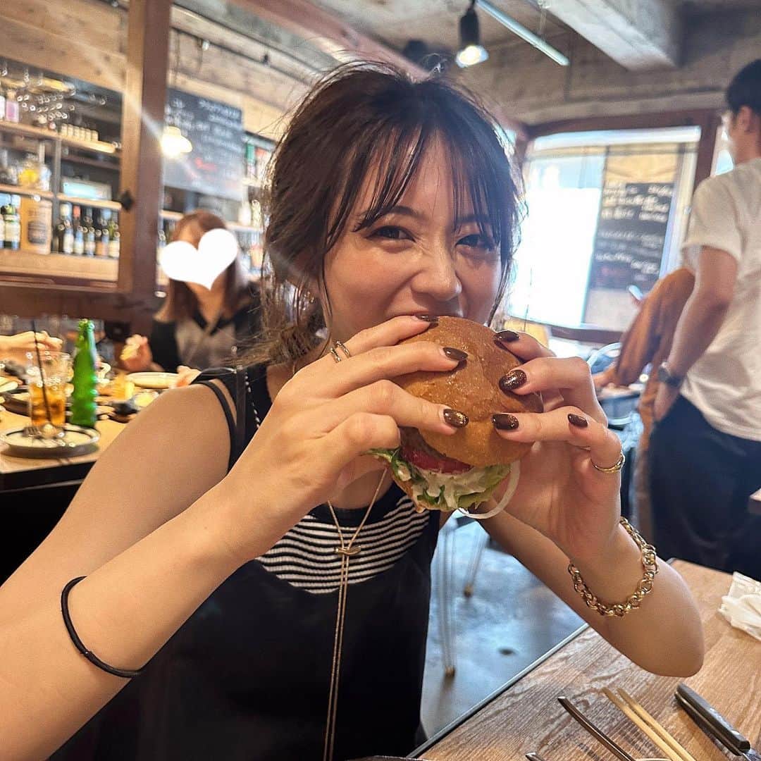 田南瑠衣のインスタグラム：「ラブママの撮影でお邪魔した The meat shop肉料理専門店🍖🥓🥩  この日は､普段の体重管理のことを忘れ お肉達にガッツきました💪🏼 はい。とっても幸せでした。  色んな料理があるんだけど 写真のバーガーは野菜とサラダがたっぷりで こぼれ落ちそうなくらいのボリューム🍔‼︎ みんなでシェアして食べたよ〜う🥹❤️  後ろに編集長がチラッと映ってました🤣♡  #ランチ #ハンバーガー #肉料理 #肉料理専門店 #男の子ママ #2人目妊娠中 #ママコーデ @the_meat_shop29」